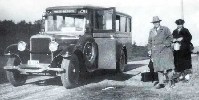 Også biler og busser fantes i Wichnes storhetstid. Bildet er fra Espeland, 1925, Så paret har nok sett borgen. Den var nettopp bygget! Bilen er forresten bussen som kom fra Bergen sentrum.