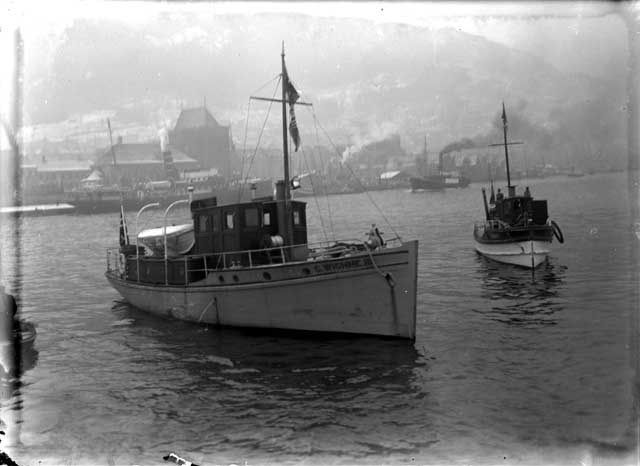 Mye ble transportert sjøveien, her en av Wichnes handelsfartøy.